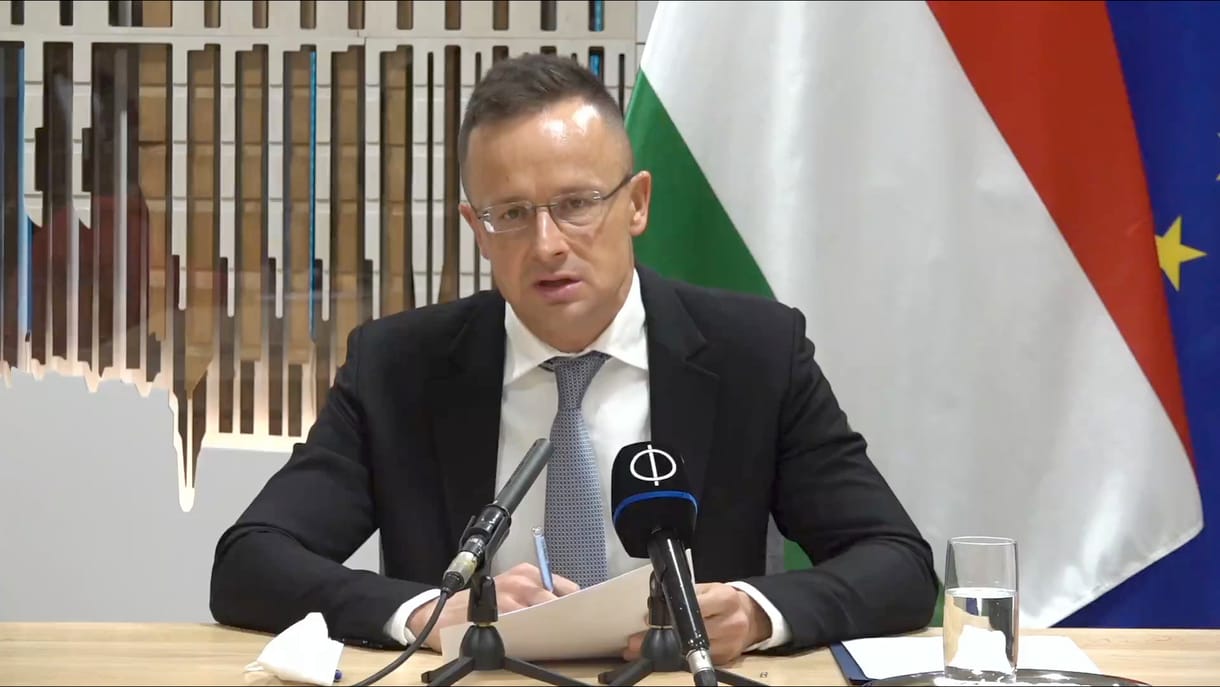 Tizenhárom magyar követségi dolgozó maradt Kijevben