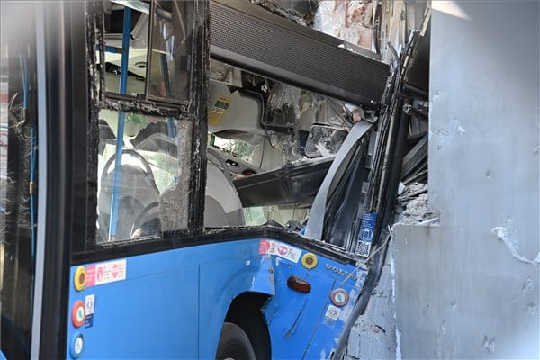 Busszal ütközött egy autó, öten megsérültek