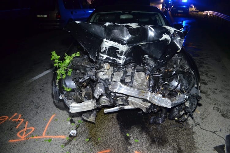 Fotó: Részegen nekihajtott a villanyoszlopnak, ennyi maradt a Mercedesből