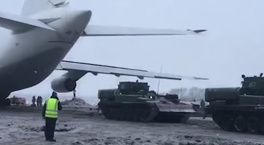 Videó: Tankokkal vontatták vissza a kényszerleszállást végrehajtó repülőt Oroszországban
