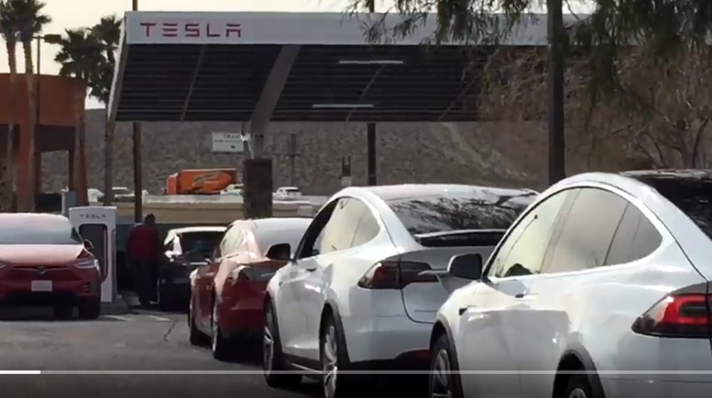 Micsoda irónia, amikor 30 Tesla várakozik egy gyorstöltőre - videó