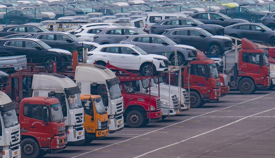 Közös e-autós céget hozhat létre a VW, a Renault és a Stellantis, hogy felvegyék a versenyt a kínai cégekkel és a Teslával