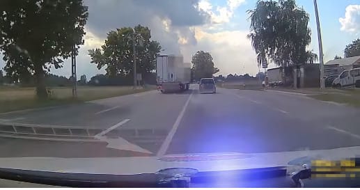 A rendőrség most a szabálytalan előzésekből nyújt át egy csokorra valót
