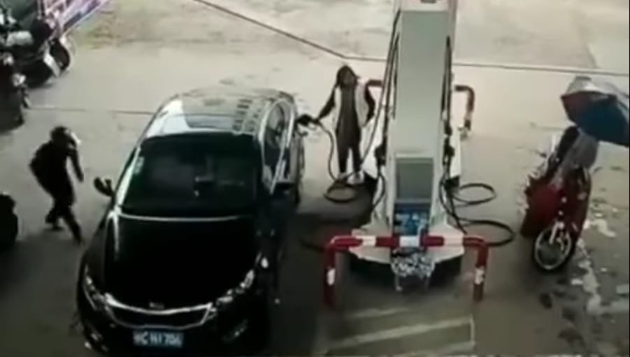 Instant karma: utolérte a végzete a benzinkúti tolvajt – videó