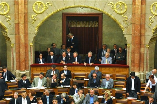 Megválasztotta a parlament az öt új alkotmánybírót