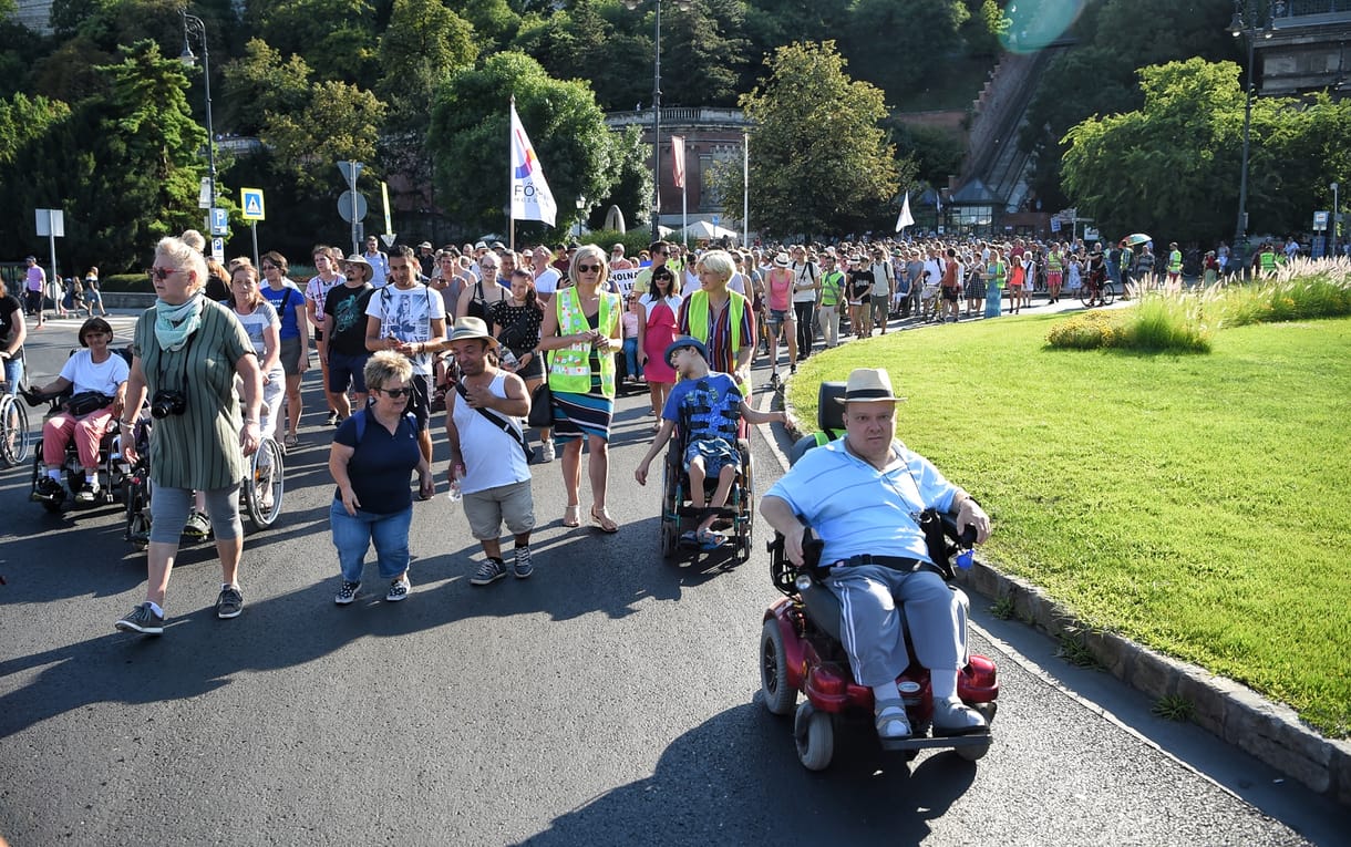A plakátbotrány miatt vonult a Bazilikához a Szolidaritási séta