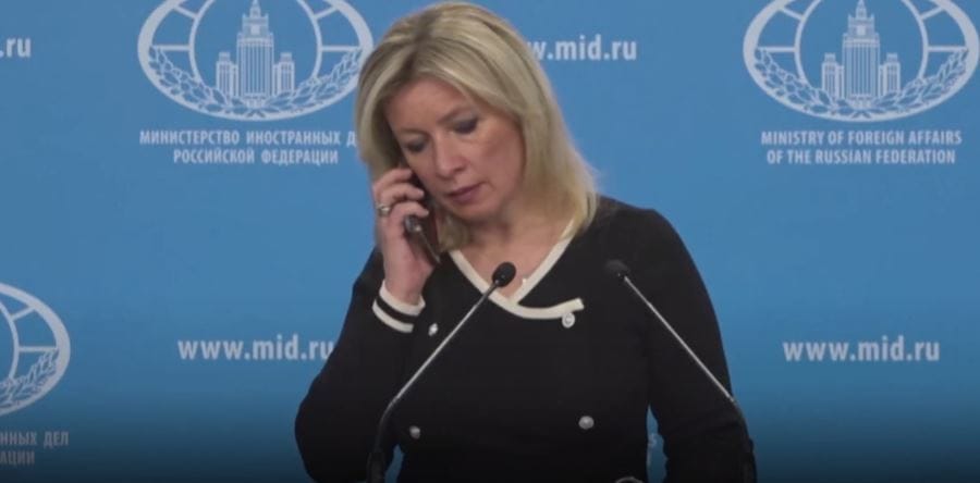Videón, ahogy egy sajtótájékoztatón parancsba adják az orosz külügyminisztérium szóvivőjének, hogy ne beszéljen a ballisztikus rakétákról
