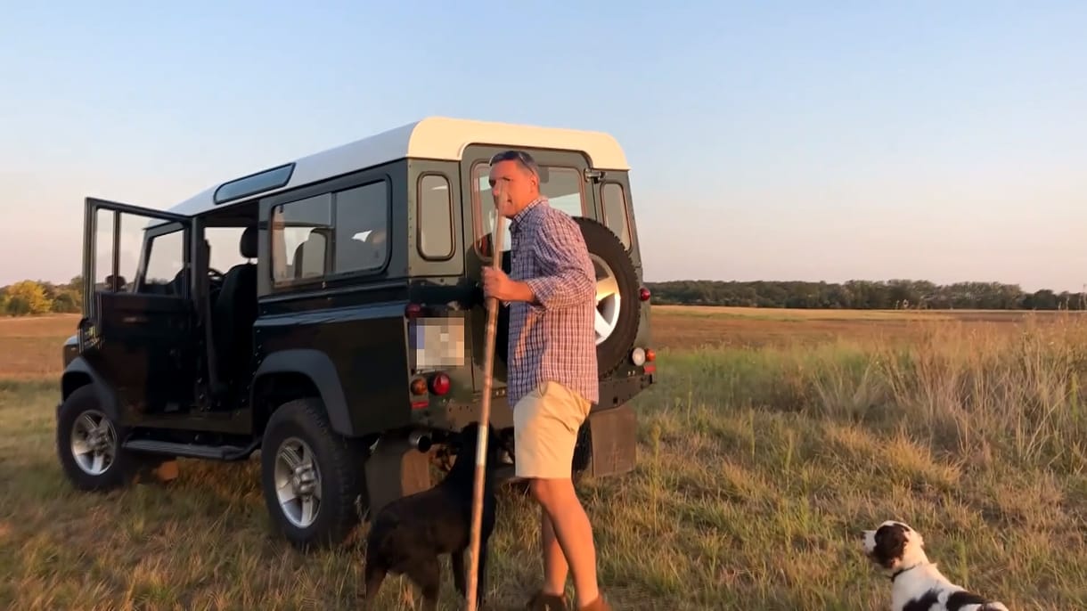 Terepjáróval, hatalmas túrabottal vágott neki Lázár az alföldi tájnak – videó