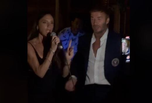 David Beckham zsebre dugott kézzel mutat be minimáltáncot, miközben felesége Spice Girls-t énekel