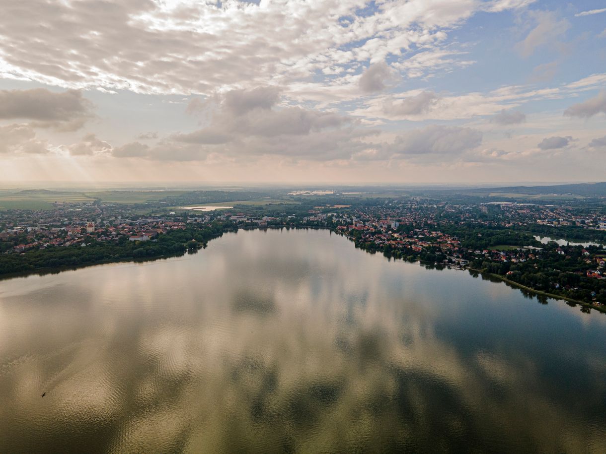 Listázták Tatán a helyi szállodaberuházást ellenző civileket