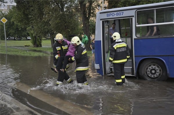 Tűzoltók mentették ki egy megfeneklett BKV-busz utasát - fotók