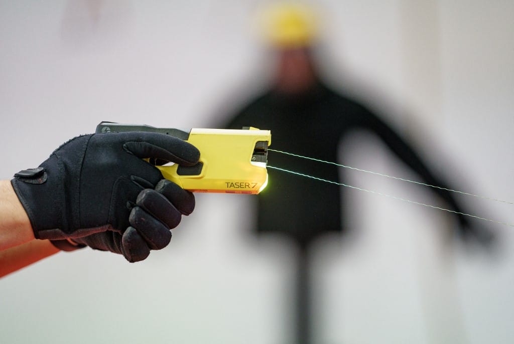 Meghalt a 95 éves ausztrál nő, akit sokkolóval hatástalanított egy rendőr