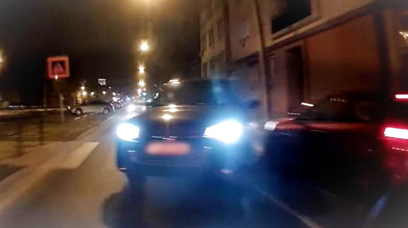 Centiken múlt, hogy nem okozott balesetet egy Volkswagen Touareg ámokfutó sofőrje – videó