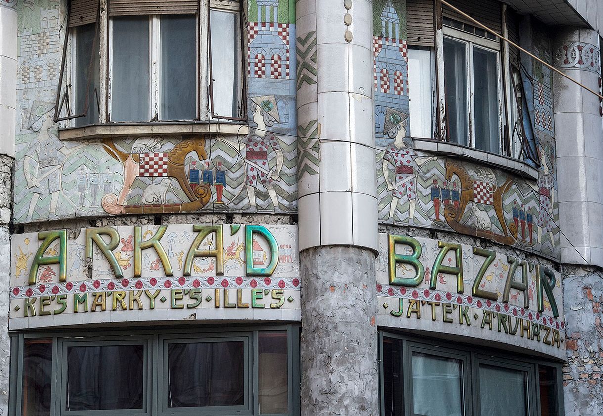 Megfigyelte már ezeket a káprázatos Zsolnay-porcelán-borításokat a pesti házakon?