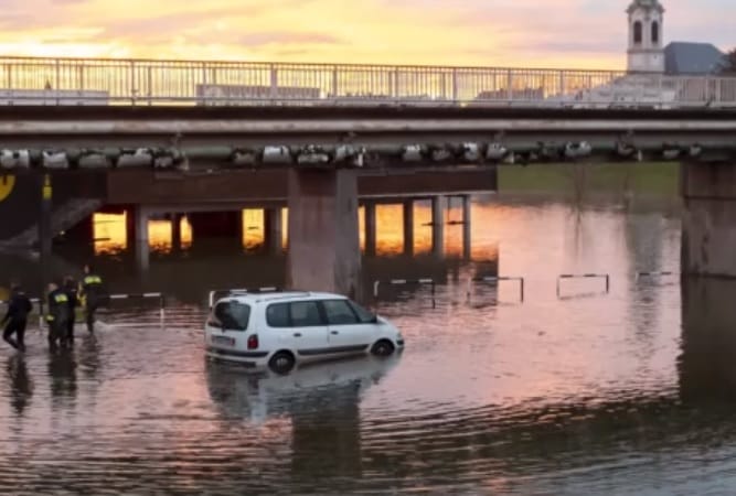 Egy parkolót is elöntött a víz, tűzoltók húzták ki az ott rekedt autót - videó