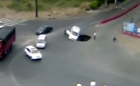 Videó: Az utolsó pillanatban ugrik ki a sofőr, mielőtt a kocsiját elnyeli a föld