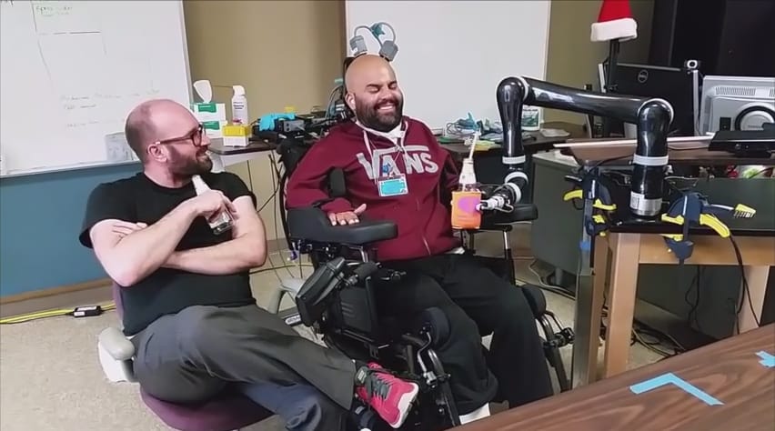 A gondolataival irányítja robotkarját egy amerikai férfi - videó