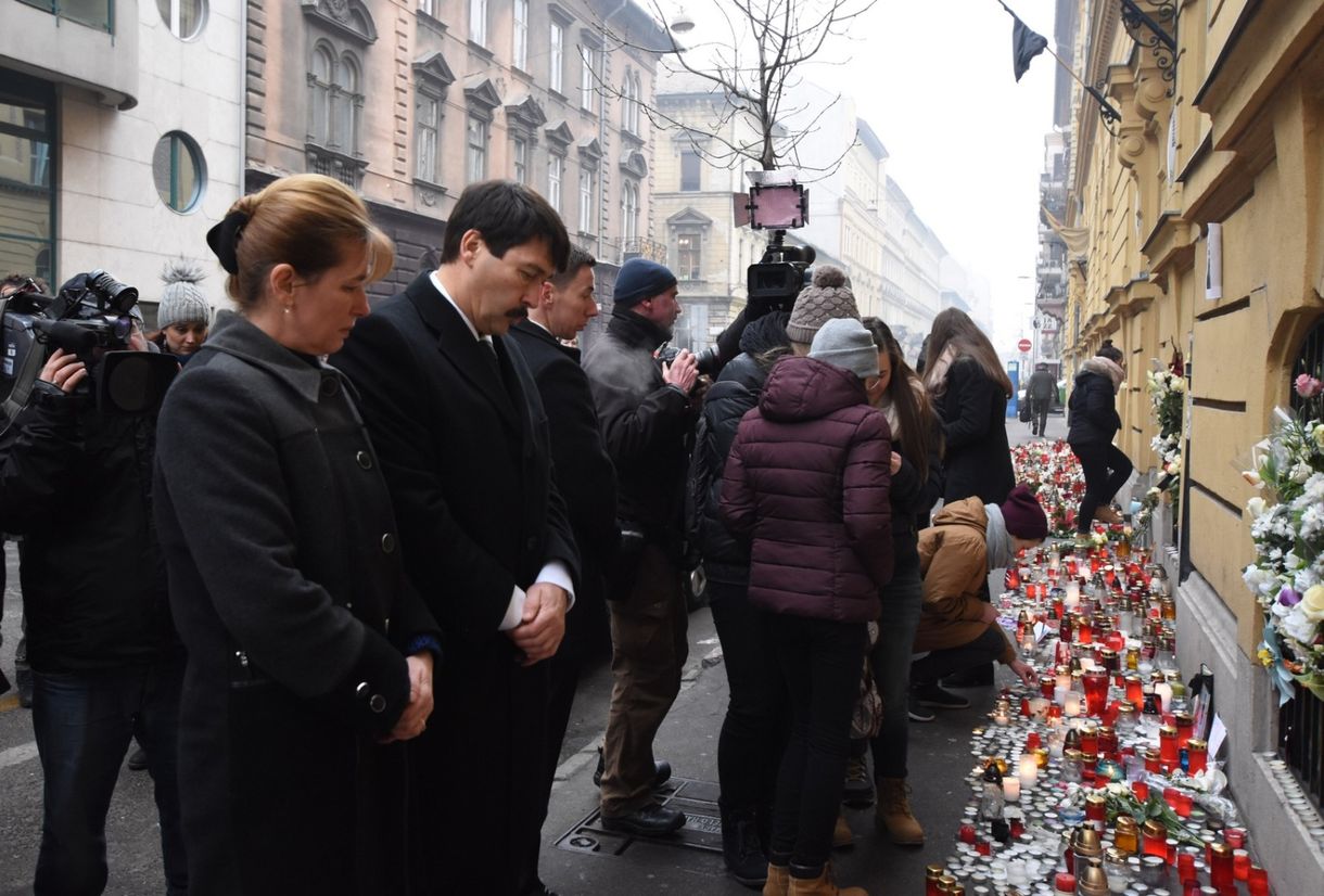 Áder János gyertyát gyújtott a Szinyeinél, az iskolában pszichológuscsoport dolgozik