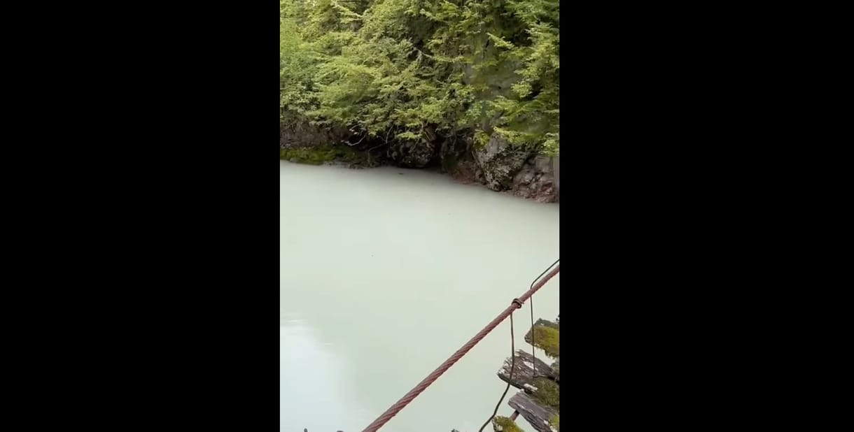 Hőerőmű építése miatt kifehéredett a Neretva egy szakasza Bosznia-Hercegovinában