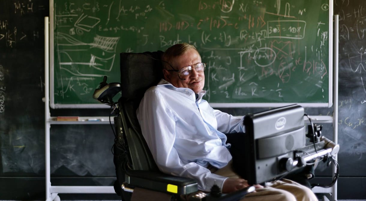 Minek köszönhette Stephen Hawking, hogy 76 éves koráig aktív életet élt?