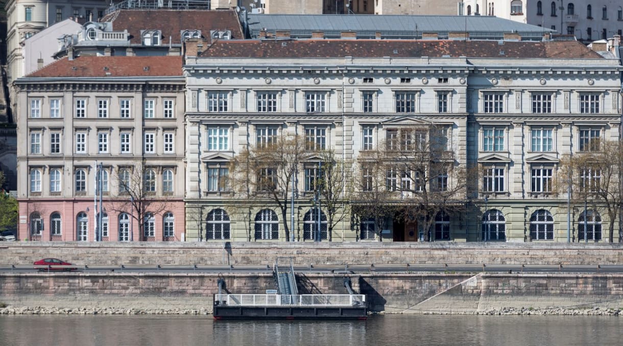 Szólt a rock, gyártottak kézifegyvert, most Demeter Szilárd dönt az Andrássy-palota sorsáról