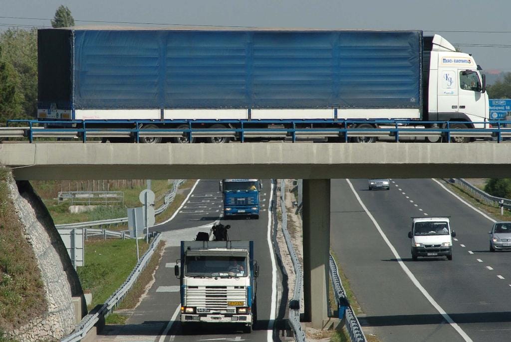 Lebukott a macedón autópálya-maffia