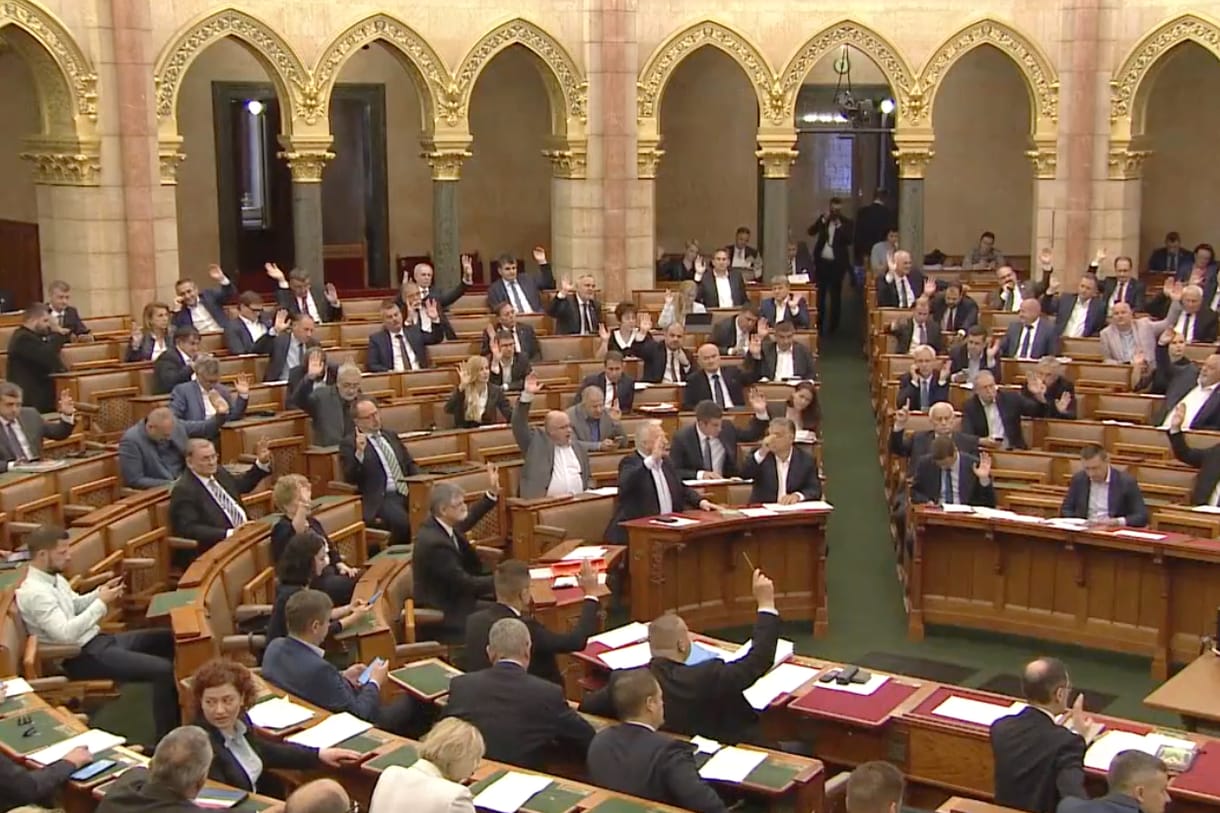 Megszavazta a Fidesz, hogy ne lehessen jogállami feltételekhez kötni az EU-támogatásokat