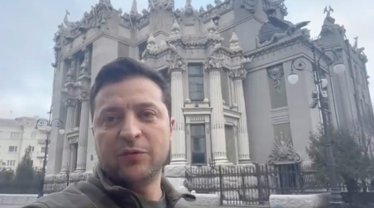 „Itt vagyok. Nem tesszük le a fegyvereket” – Zelenszkij Kijev belvárosából jelentkezett videóval