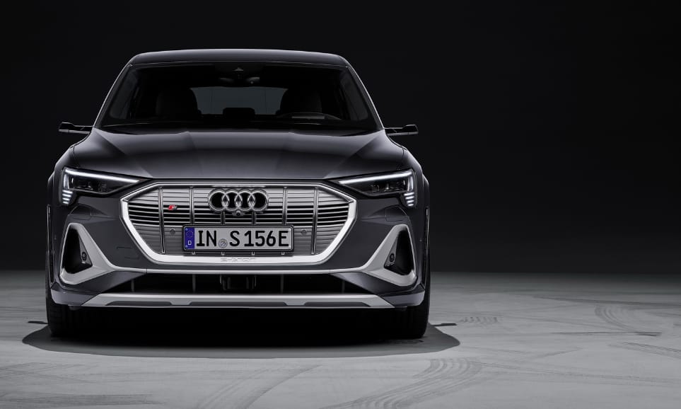 Q8 e-tron névvel jön az Audi új villanyautója