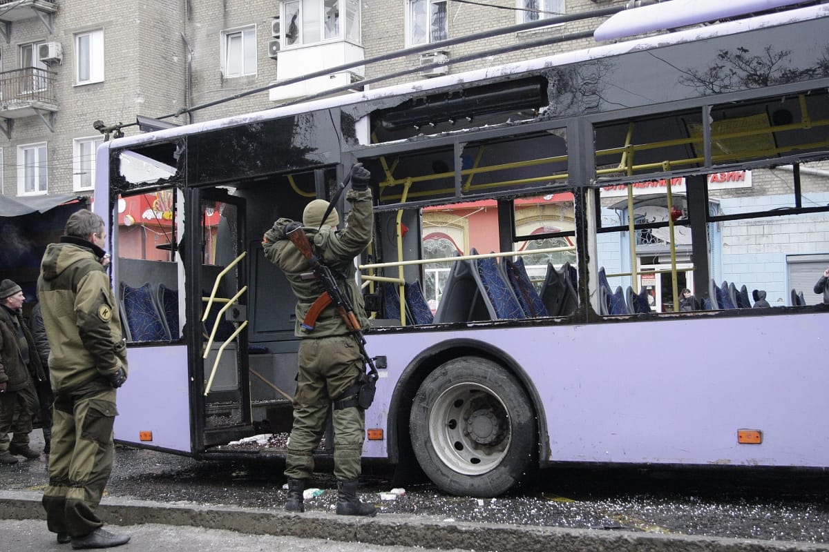Megállóban álló trolibuszra lőttek Ukrajnában – 13 halott