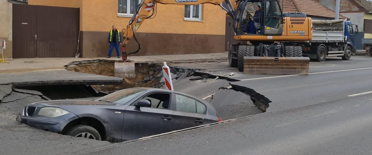 Debrecenben beszakadt az út egy BMW alatt + videó
