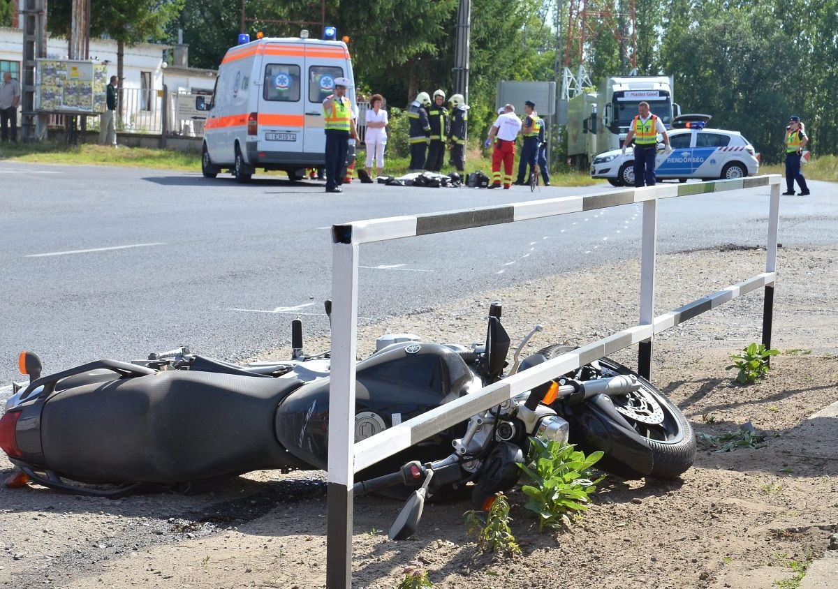 Meghalt egy motoros Városlődnél, lezárták a 83-as utat