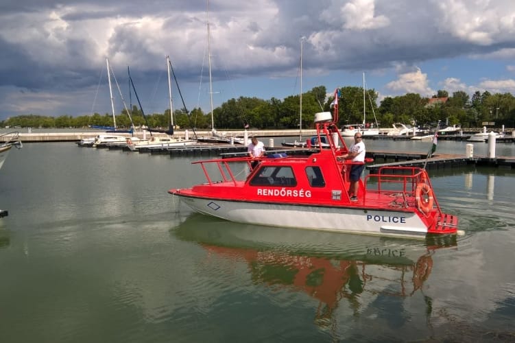 Elsüllyedt egy vízibcikli, rendőrök mentettek ki 7 embert a Balatonból