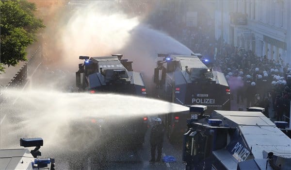 G20-csúcs: Vízágyúval mentek neki a rendőrök a tüntetőknek – fotók
