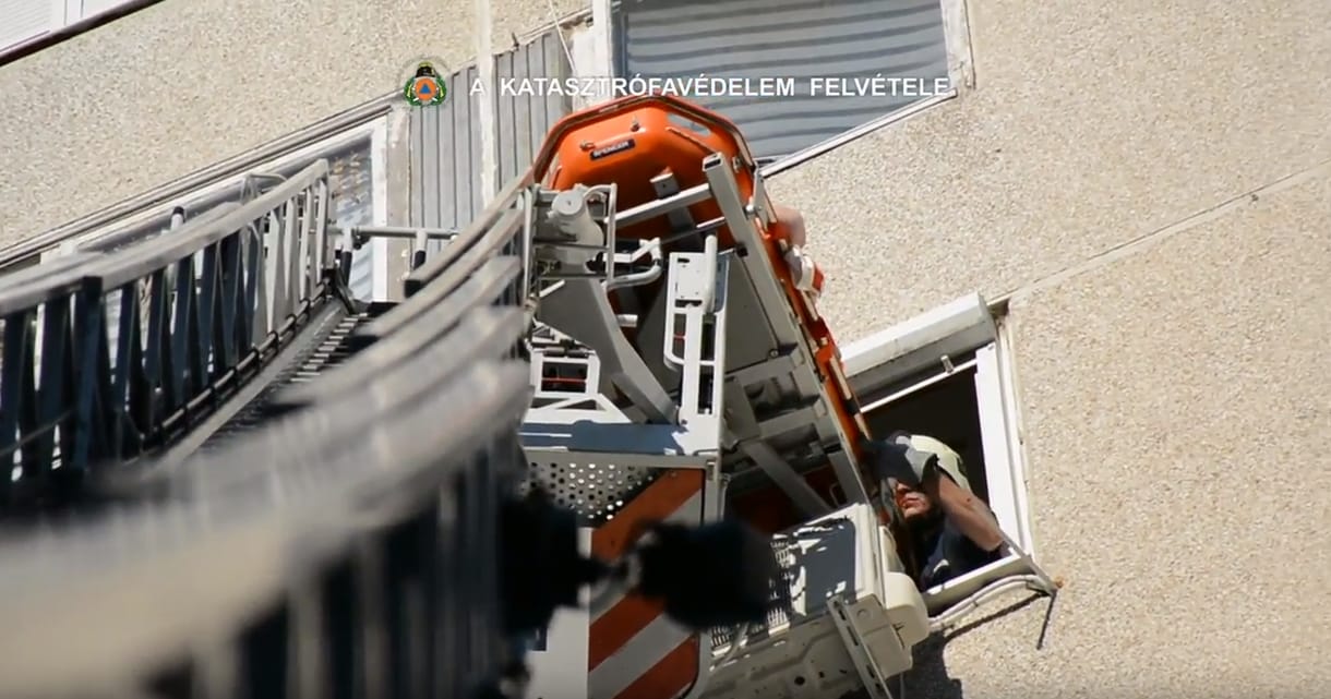 A nyolcadikról, az ablakon keresztül vitték kórházba a beteget – videó