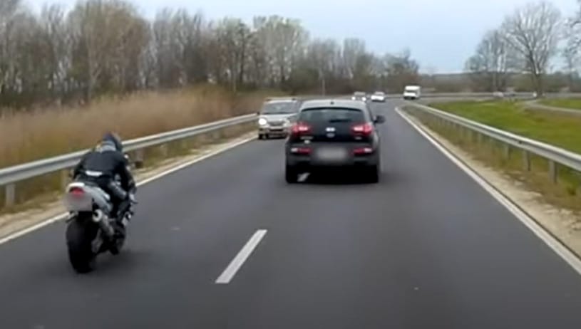 Életveszélyes tempóval érkezett meg a motoros az előzésben lévő kocsi mögé – videó