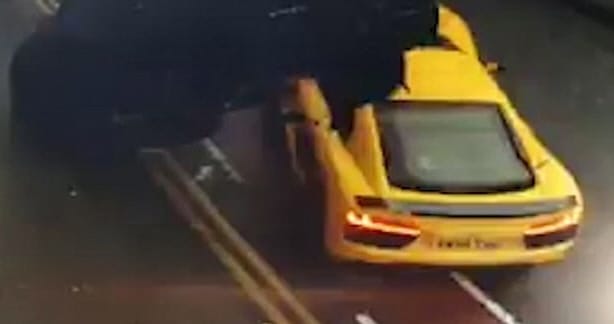Videó: 40 milliós Audi R8 csapódott be egy családi autó alá