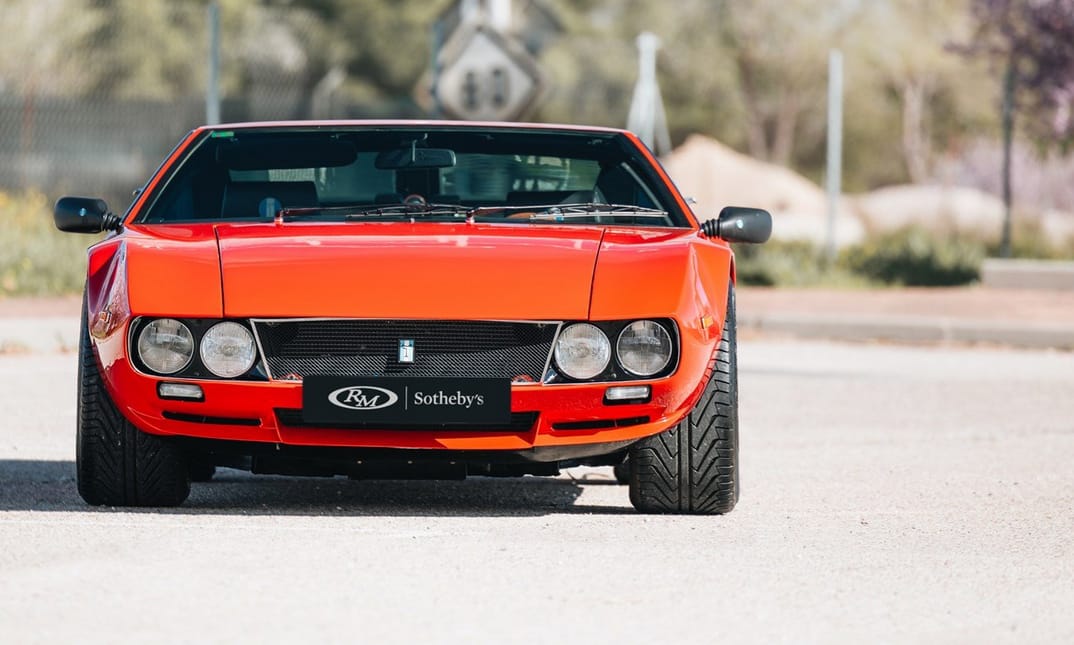 Igazi olasz poszterautó a 70-es évekből: új gazdára vár egy vörös De Tomaso Mangusta