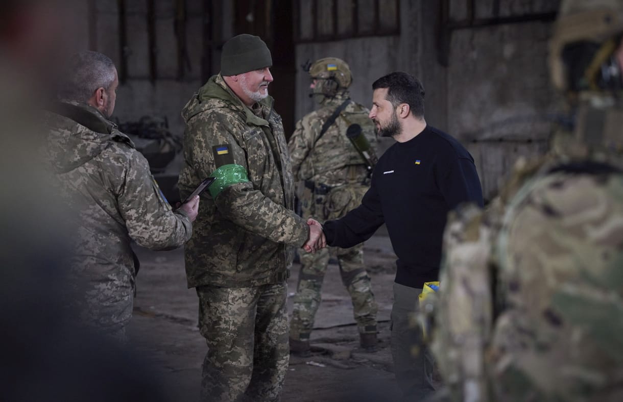 Zelenszkij meglátogatta a fronton harcoló ukrán katonákat