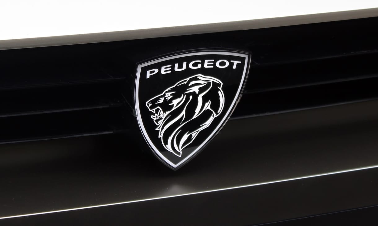 Megújult logót kap a Peugeot