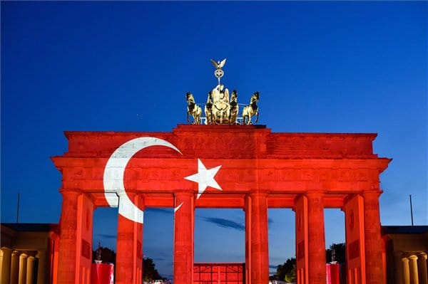 Török félholdat vetítettek a Brandenburgi kapura – fotó