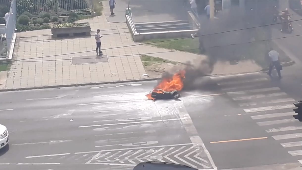 Menet közben lángra kapott egy robogó, füst borította be a Lehel teret – videó
