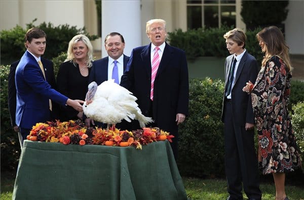 Donald Trump valamiben azért követi Obamát