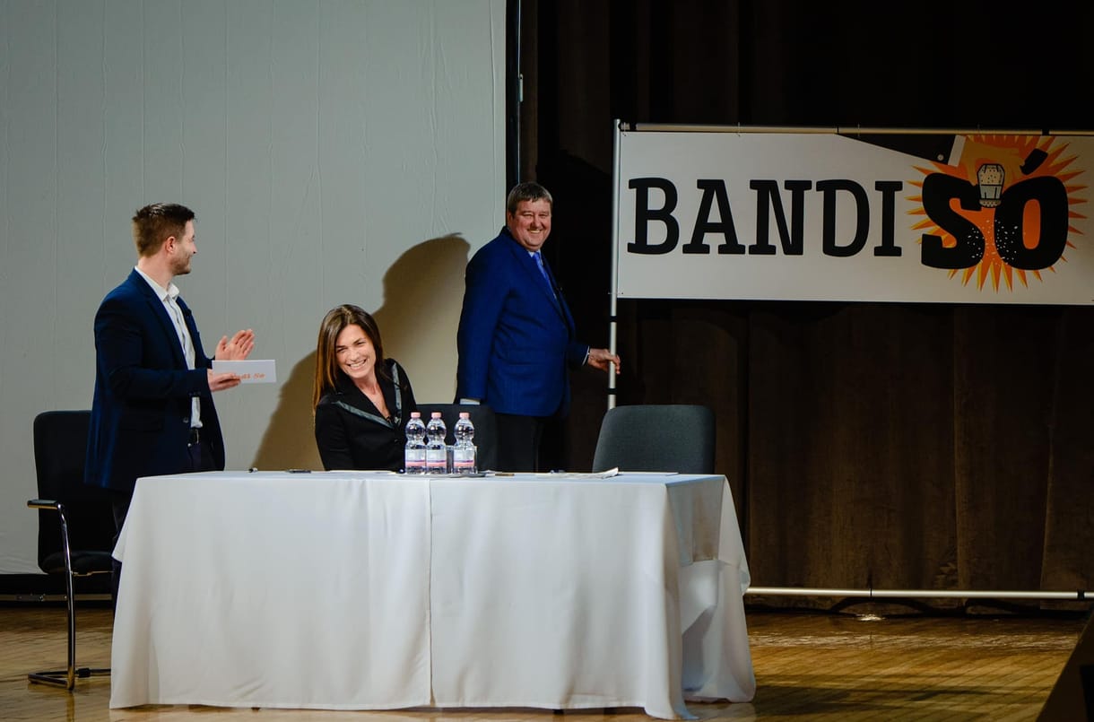 Varga Judit Tállai András kampányeseményén hegedűvel húzta el „a baloldal nótáját”