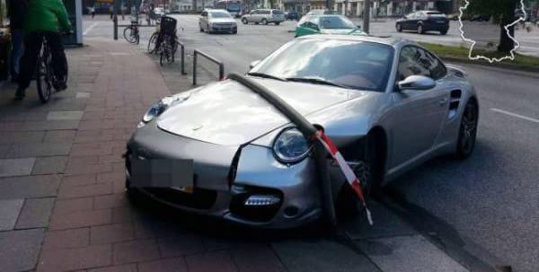 Korlát alá fúródott egy Porsche 911 Turbo – fotók