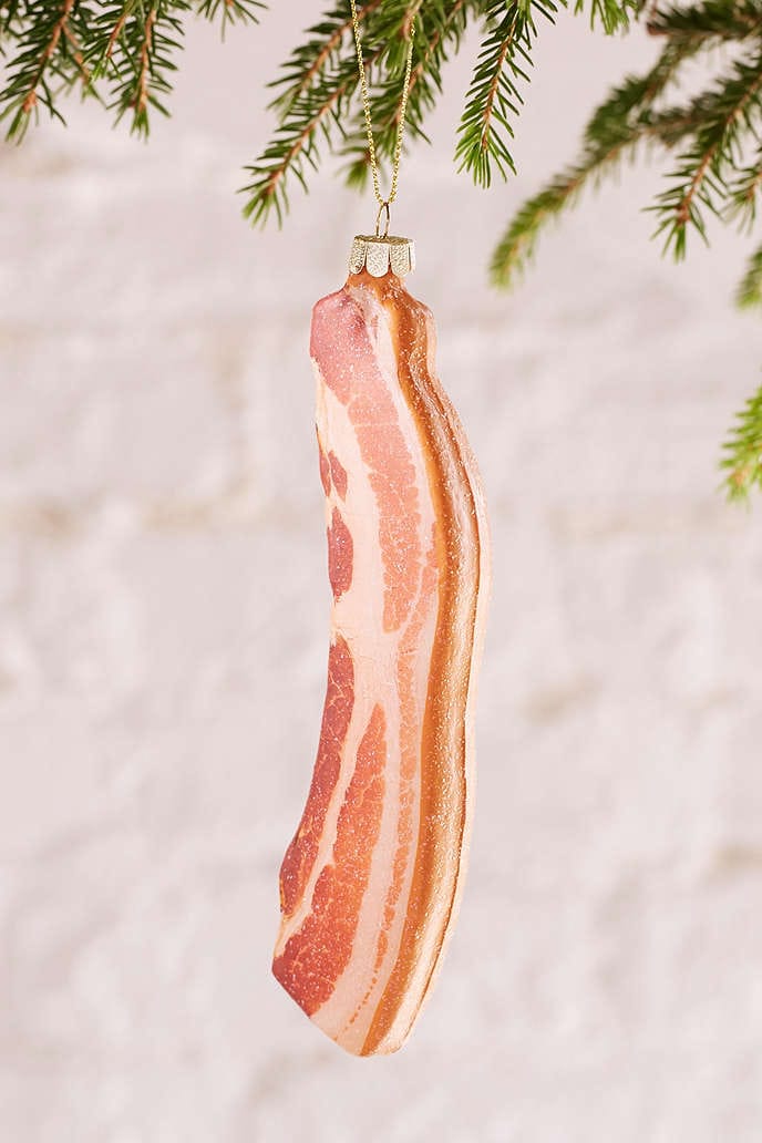 Ilyen nincs, és mégis van: itt a csillogó, bacon alakú karácsonyfadísz