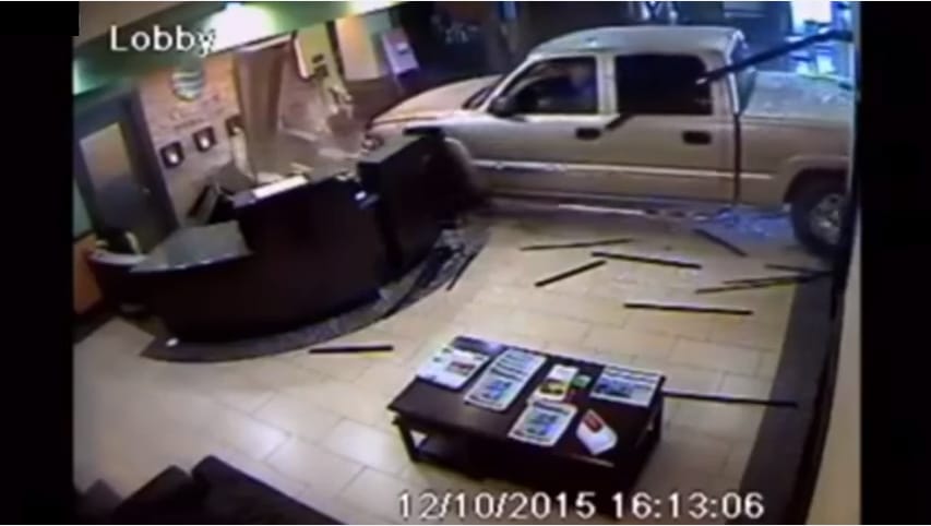 Dühös lett a hotelszámla miatt, kocsival ment reklamálni a recepcióra – videó