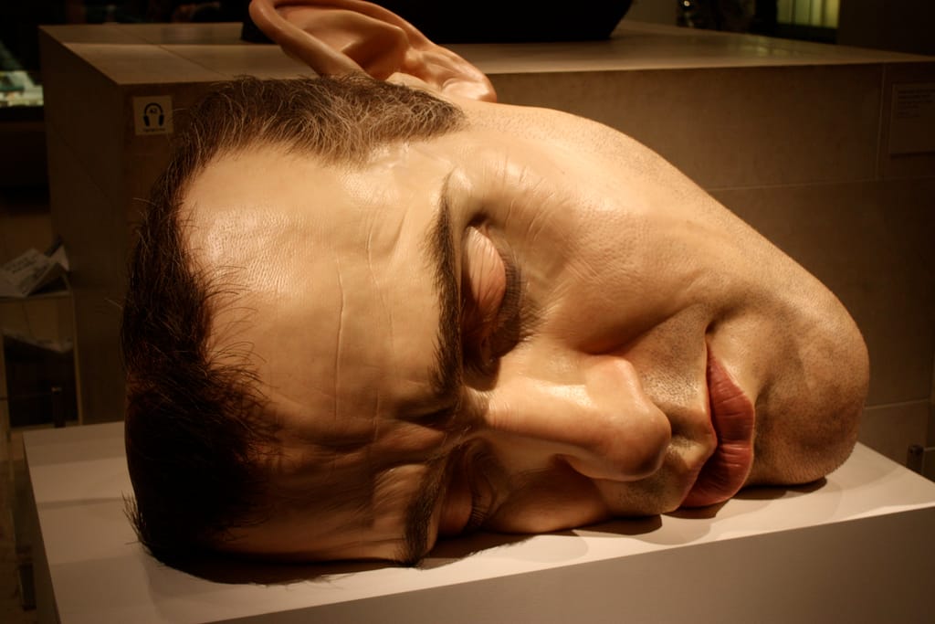 Félelmetes, hiperrealista szobrok Ron Mueck-től