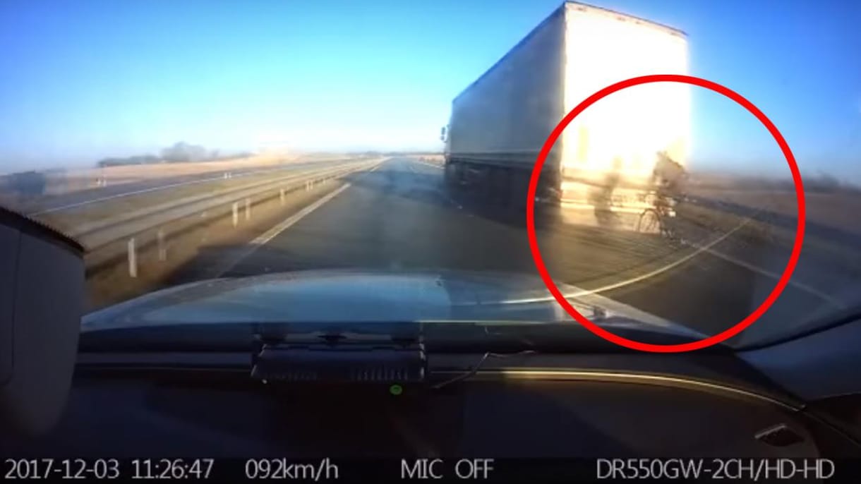 Videó: 90 km/h-val tapadt az előtte levő kamionra egy kerékpáros az autópályán