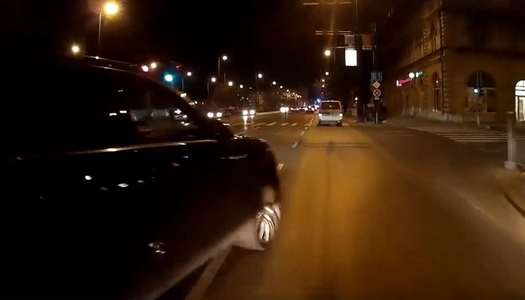 Videó: tényleg akkor veszi észre a buszt ez a budapesti porschés, amikor telibe találja?